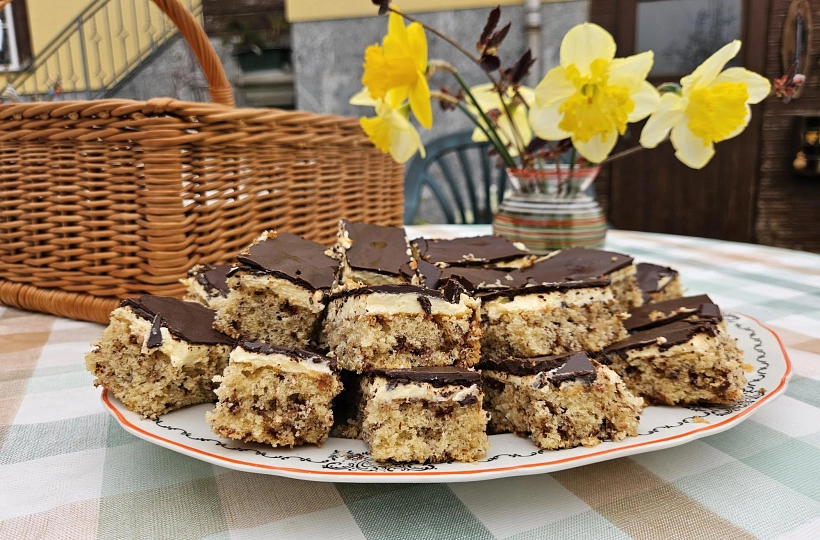 Ameisenkuchenstücke auf einem Tisch mit Blumen