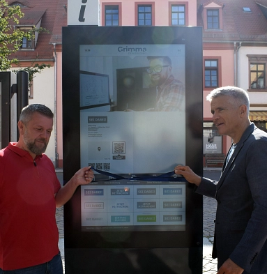 Baumgärtel (l.) und Oberbürgermeister Matthias Berger (r.) bei der Inbetriebnshame des Infoterminals