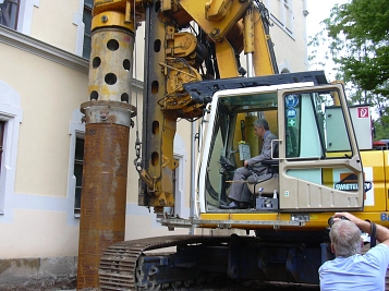 erster Spatenstich der Hochwasserschutzanlage im Jahr 2007 durch Stanislaw Tillich (damals Sächsischer Staatsminister für Umwelt und Landwirtschaft) © Stadt Grimma