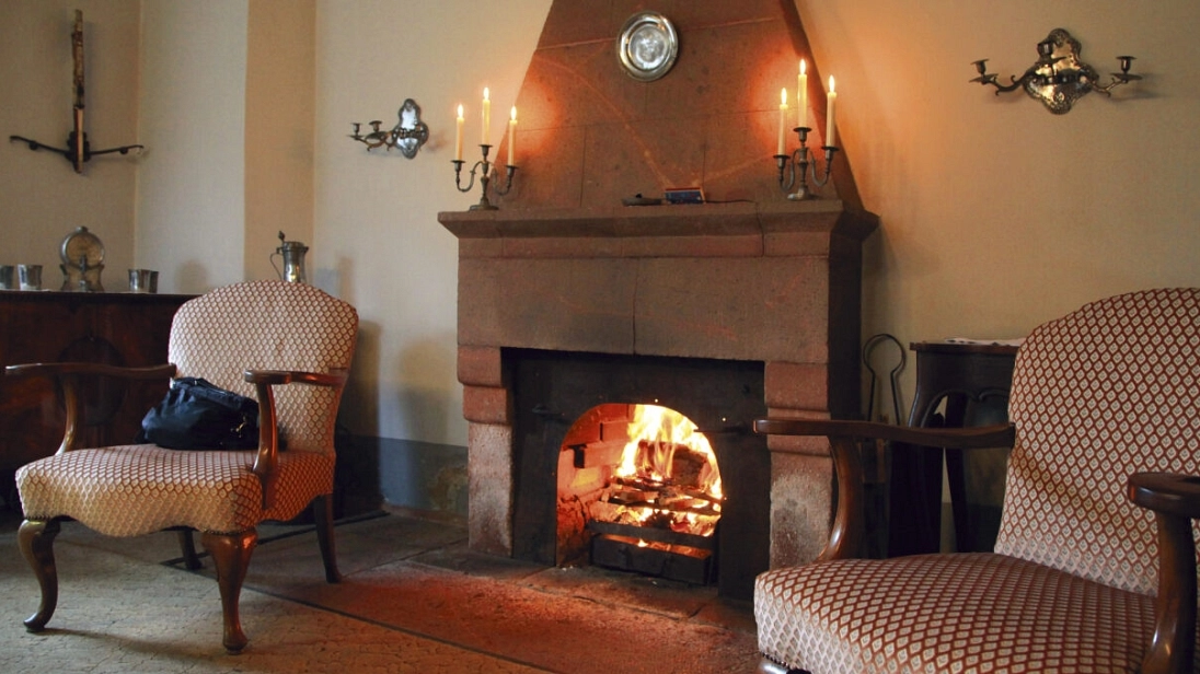 Zwei Sessel vorm Kamin im Göschenhaus © Stadt Grimma