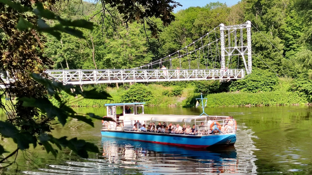 Schiff auf der Mulde vor der Hängebrücke Grimmas © Natalie Rieche