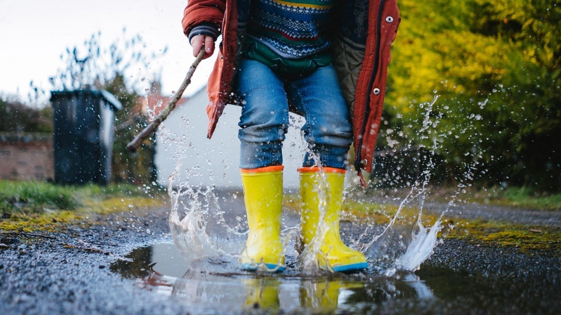 Kind springt in eine Pfütze © Phil Hearing - Unsplash