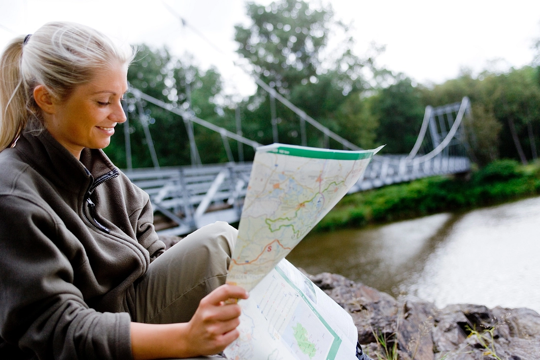 Wanderin an der Hängebrücke