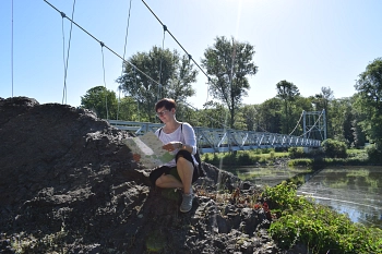 Wanderin vor Hängebrücke