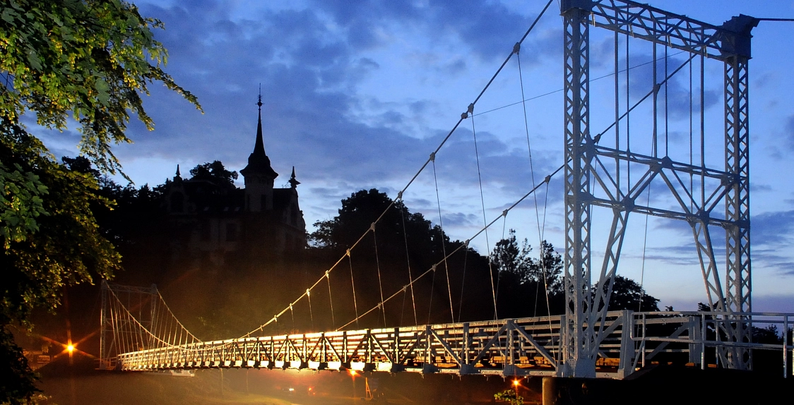 Hängebrücke bei Nacht_1.jpg